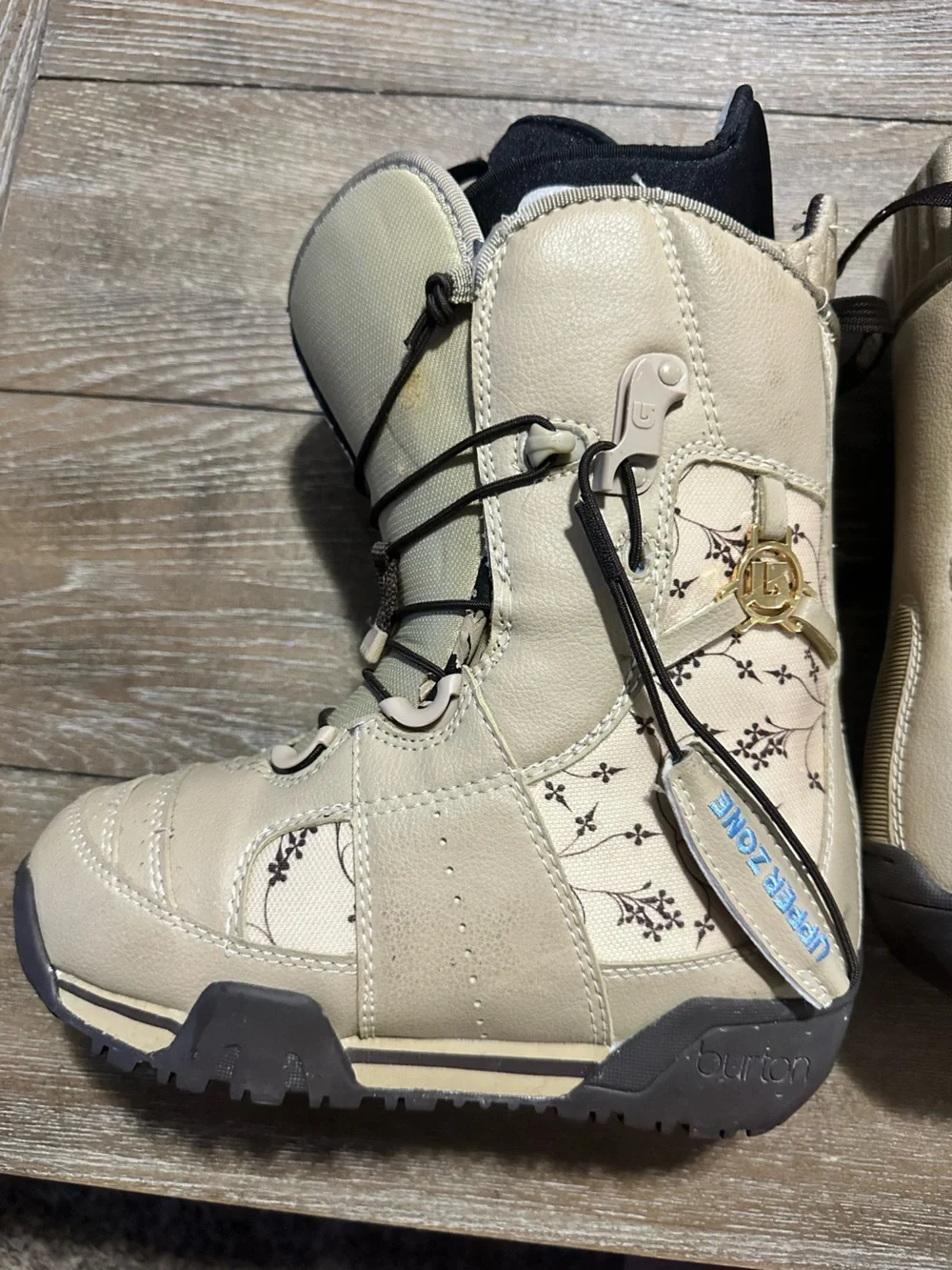 Burton Emerald Snowboard Boots Girls Size 4 Tan LaceUp Winter Snowboarding Boots